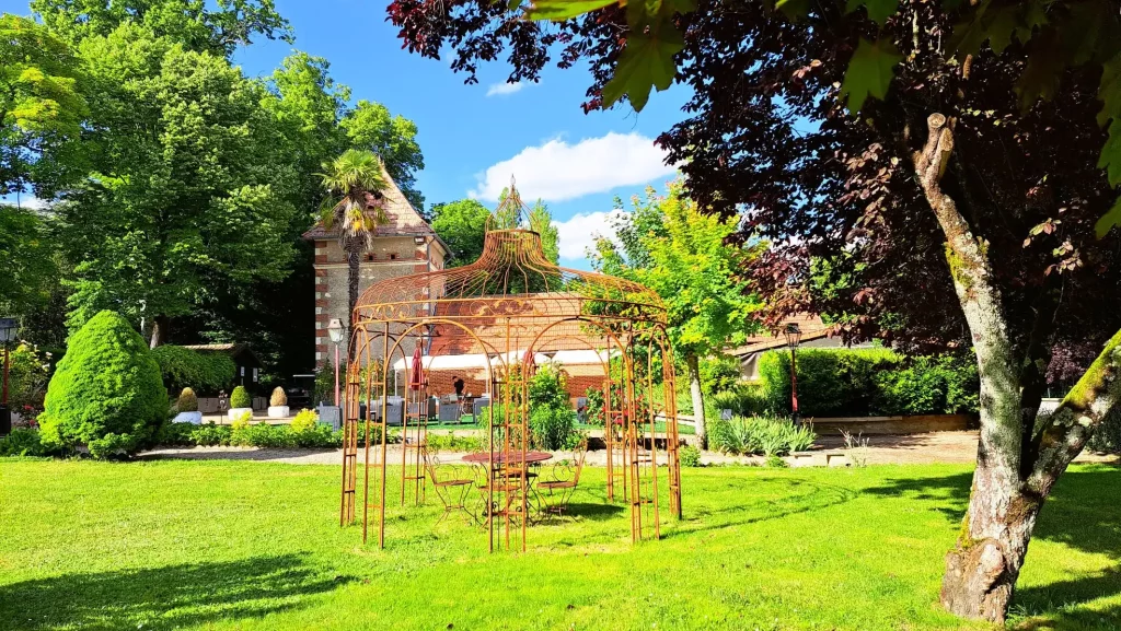 Espace vert au château de la Rolandière.